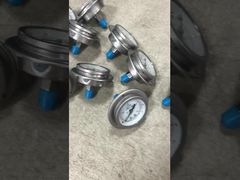 Manometro resistente agli urti riempito di liquido con flangia posteriore da 63 mm e 2,5".